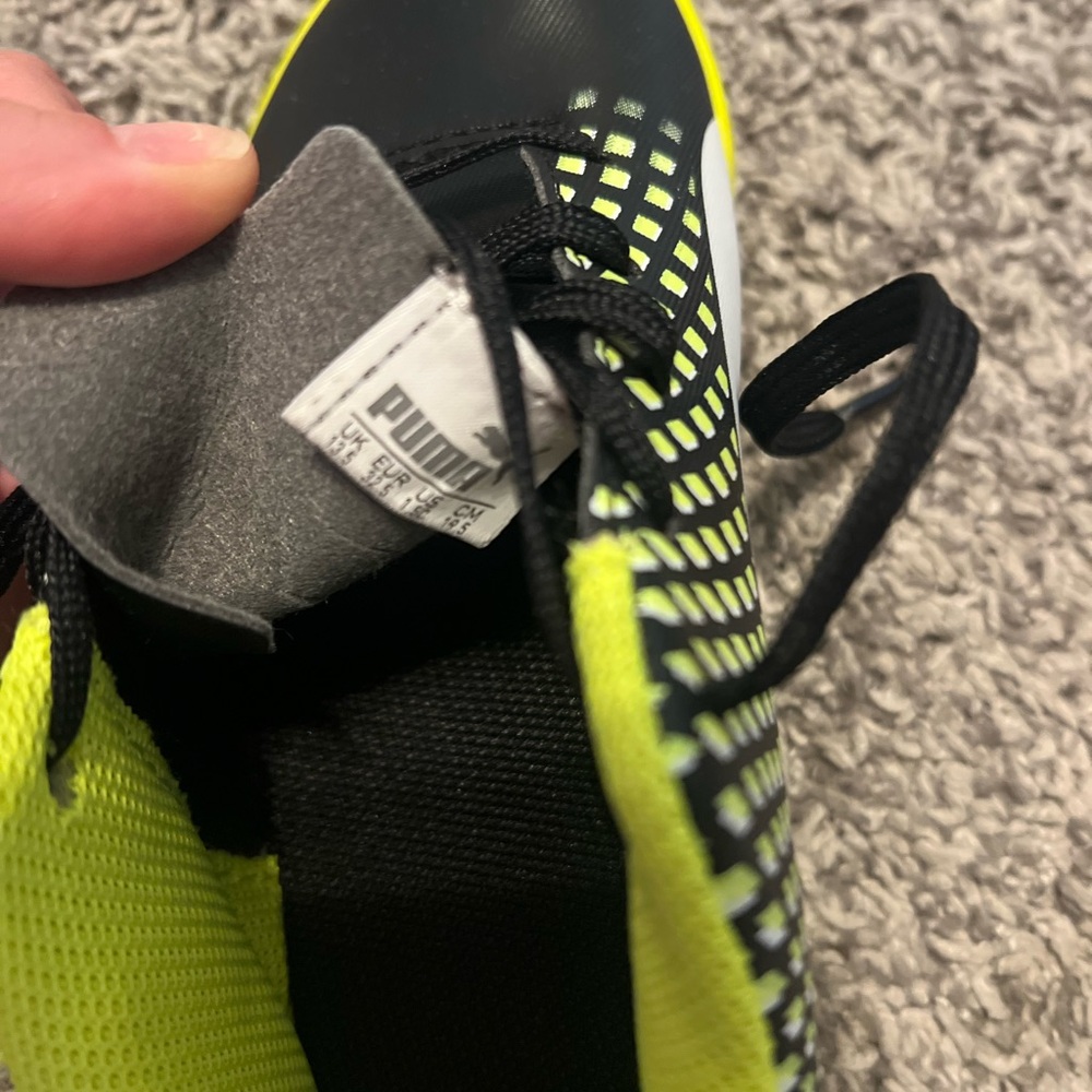 Indoor soccer shoe